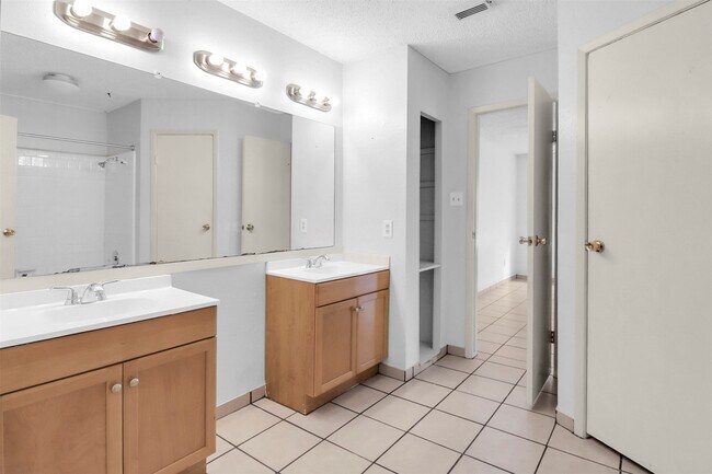 Building Photo - 4936 Meadowood Cir