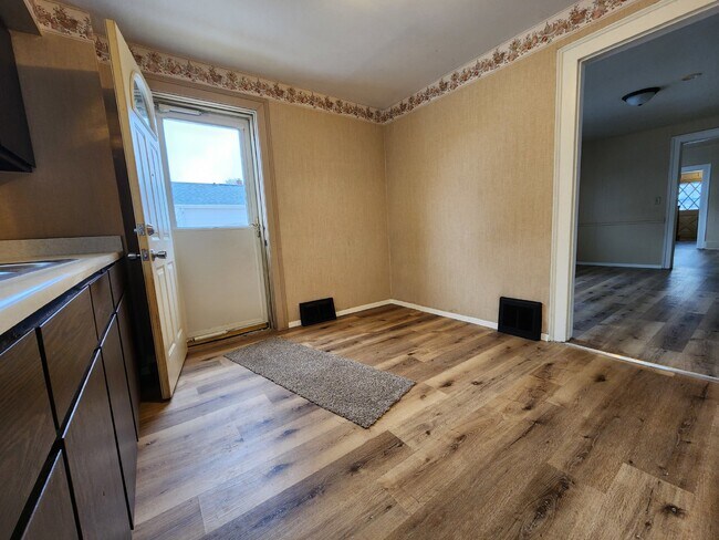 Building Photo - Large 4-Bedroom Home with a Spacious Layout.