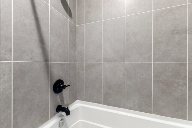 Building Photo - 164 E Lexington Ave