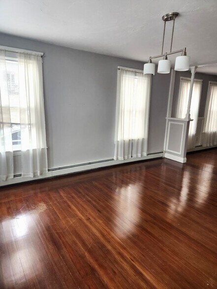 Building Photo - 10 Weeks St