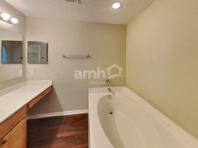 Building Photo - 31443 Loch Aline Dr