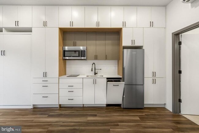 Building Photo - 1935 E Hazzard St