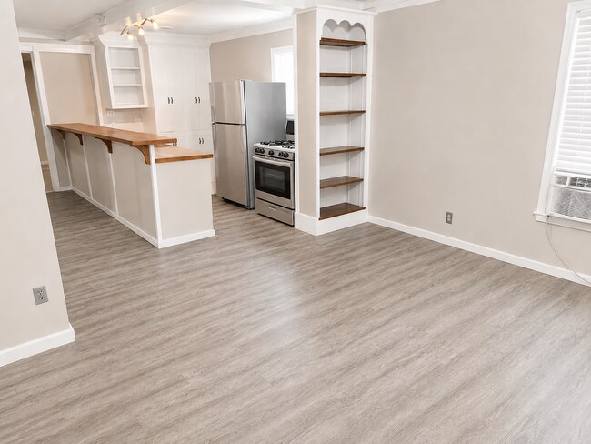 Building Photo - Adorable 2-Bedroom Gem: Fresh Floors & New Appliances!