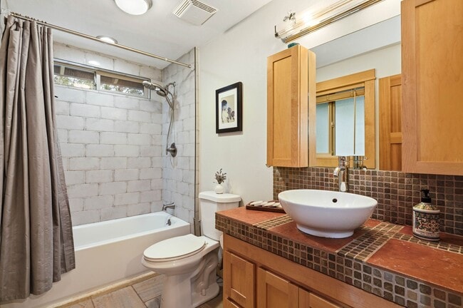 Building Photo - SW Bend Reverse-Living Home on .36 Acres | 5 Bedrooms | 3 Bathrooms