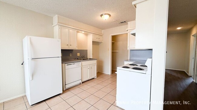 Building Photo - 9608 Elmwood Ave