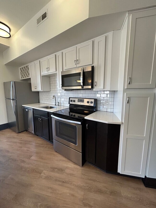 Building Photo - Luxury Downtown Living | Spacious 1-Bedroom 1-Bathroom Loft