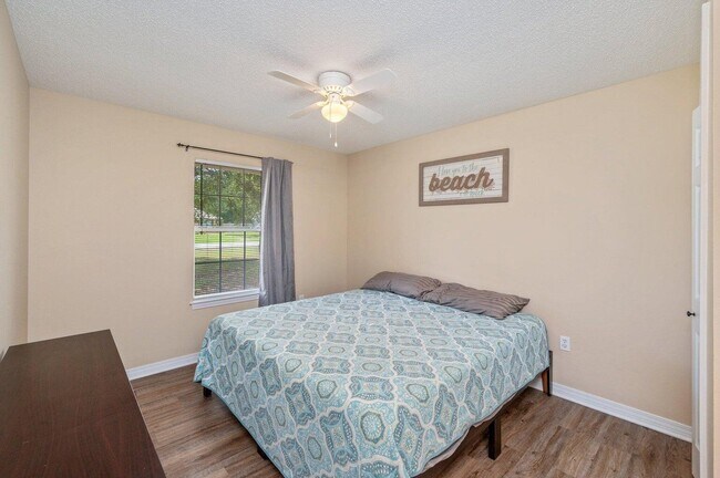 Building Photo - 422 Shoal Lake Dr