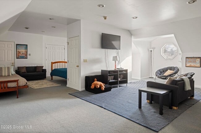 Building Photo - 147 Rock City Rd