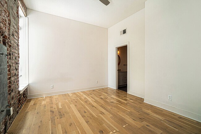 Building Photo - Charming Westport Living – Spacious 2-Bed,...