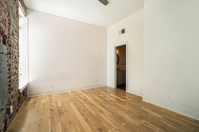 Building Photo - Modern 1 Bedroom, 1 Bath Apartment Home  Located In Historic Westport