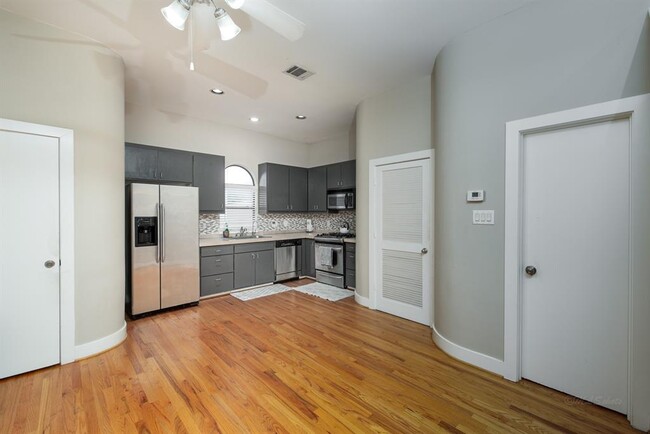 Building Photo - 8686 Meadowcroft Dr