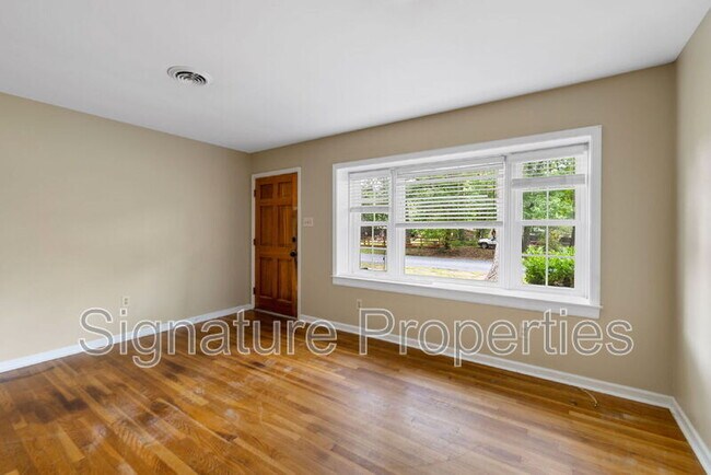 Building Photo - 1413 Robindale Rd