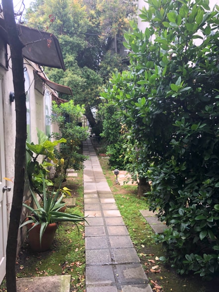 Building Photo - 333 N Sycamore Ave