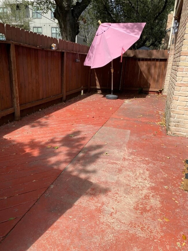 Building Photo - 2100 Tanglewilde St