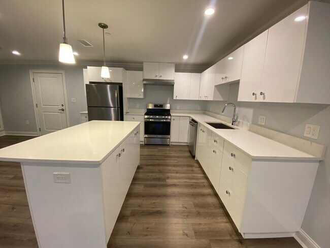 Building Photo - 918 Providence Hwy