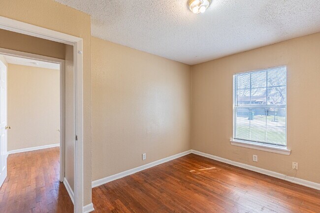 Building Photo - 215 Legion Dr W