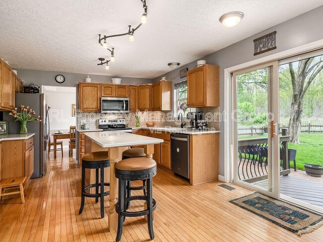 Building Photo - 5551 Ainsley Dr