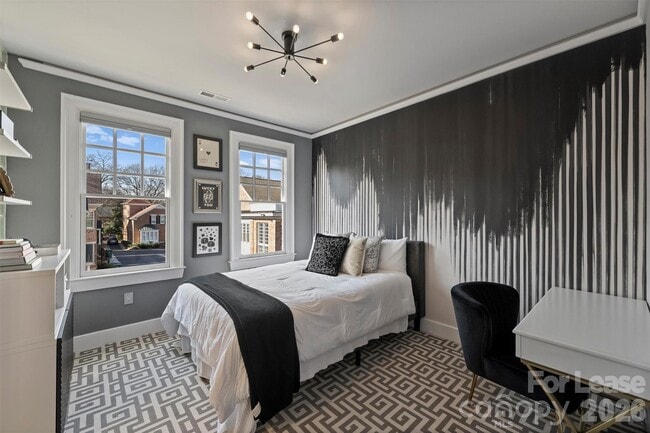 Building Photo - 1124 Dilworth Crescent Row