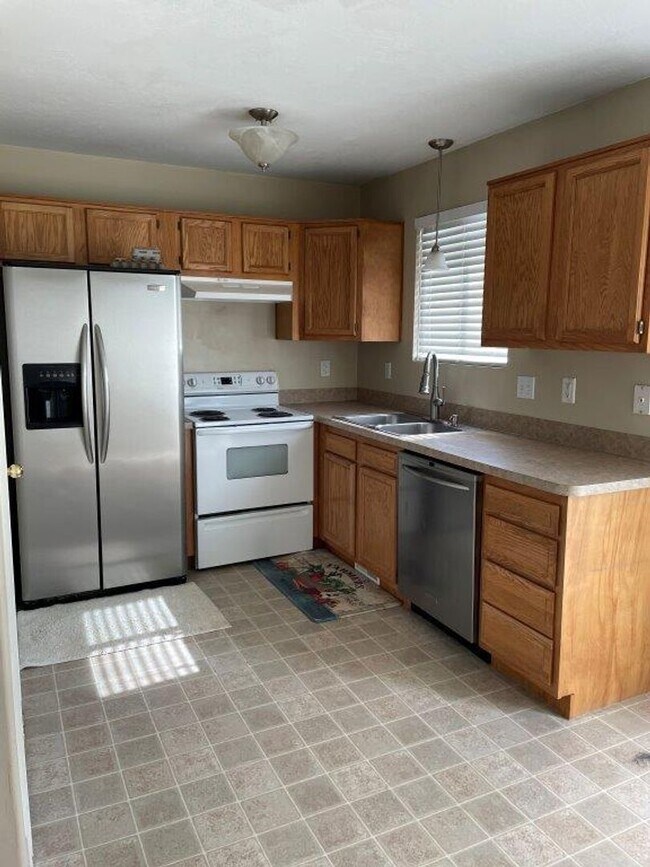 Building Photo - Move-In Ready 5-Bed with Garage, Yard & Up...