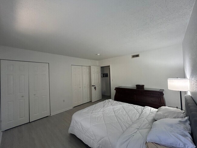 Building Photo - Newly Updated & Stylishly Furnished Room f...