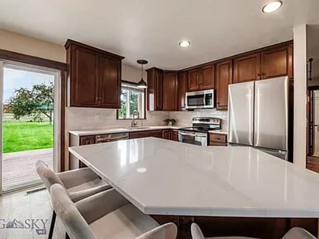 Building Photo - Cute House, Large Yard