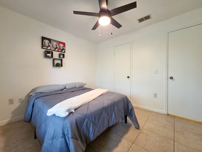 Building Photo - ROOM FOR RENT in a Charming 4/4 in University Terrace West - 411C