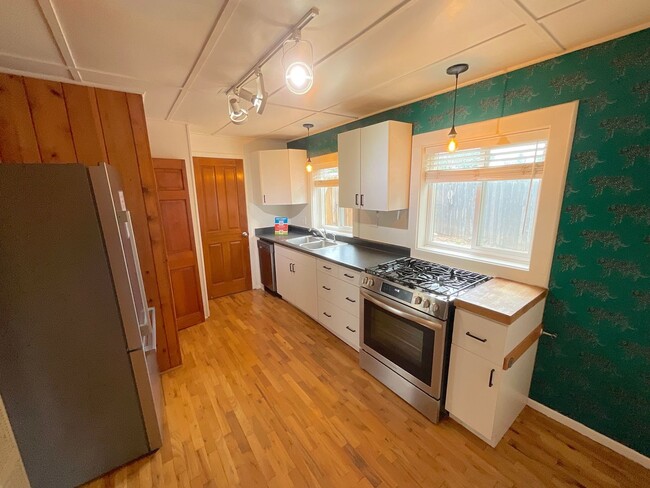 Building Photo - 1 Bedroom Home Available Near W Pikes Peak...