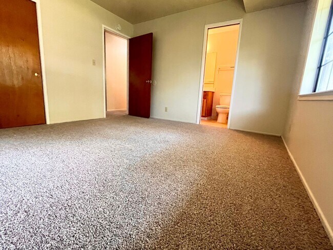 Building Photo - 3 Bedroom Home with a Backyard!!