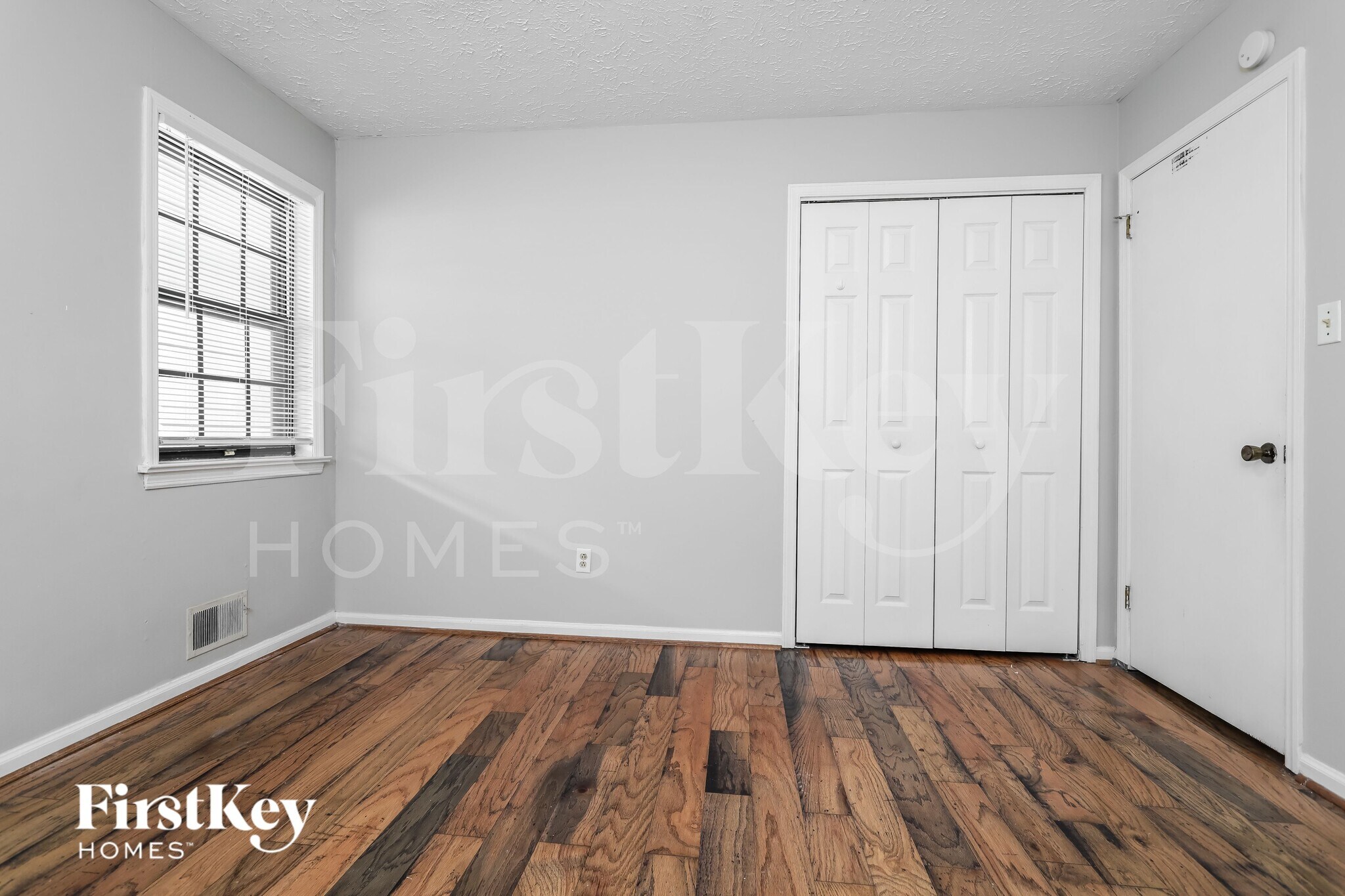 Building Photo - 3704 Newport Dr