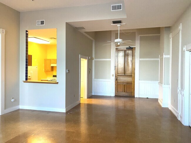 View to entrance - breakfast bar - 27 Hillside Pl
