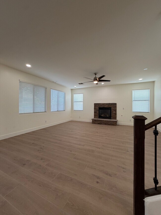 Building Photo - 2741 E Quiet Hollow Ln