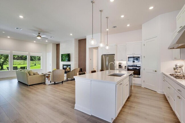 Building Photo - 916 Pear Tree Ln