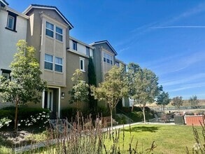 Building Photo - Modern Beautiful Townhome with Great Schoo...