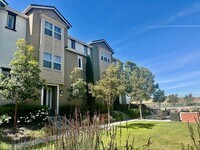 Building Photo - Modern Beautiful Townhome with Great Schoo...