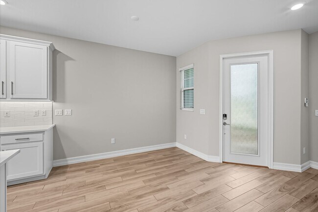 Building Photo - Modern 3BR/2.5BA Townhome in Estancia – Re...