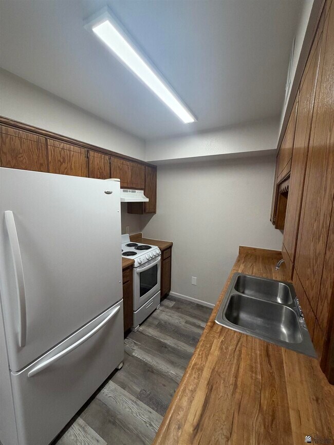 Building Photo - 1138 S Pagent Ave