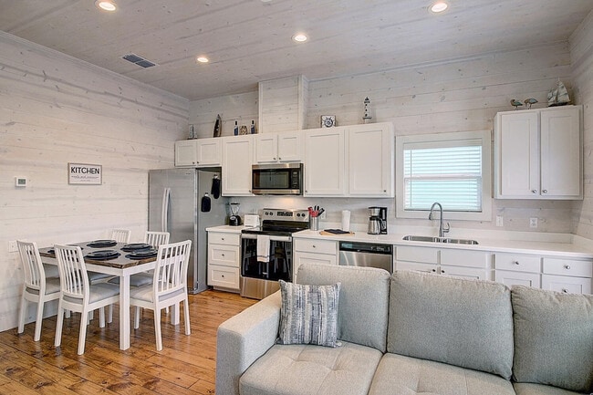 Building Photo - 1924 Eleventh Street-SI ID1023237P