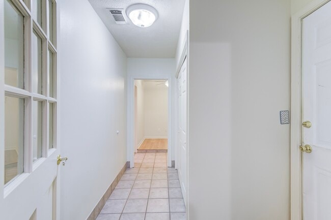 Building Photo - 3811 Bennett Dr