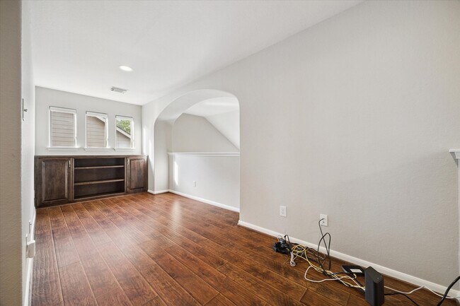 Building Photo - 6 Douvaine Ct