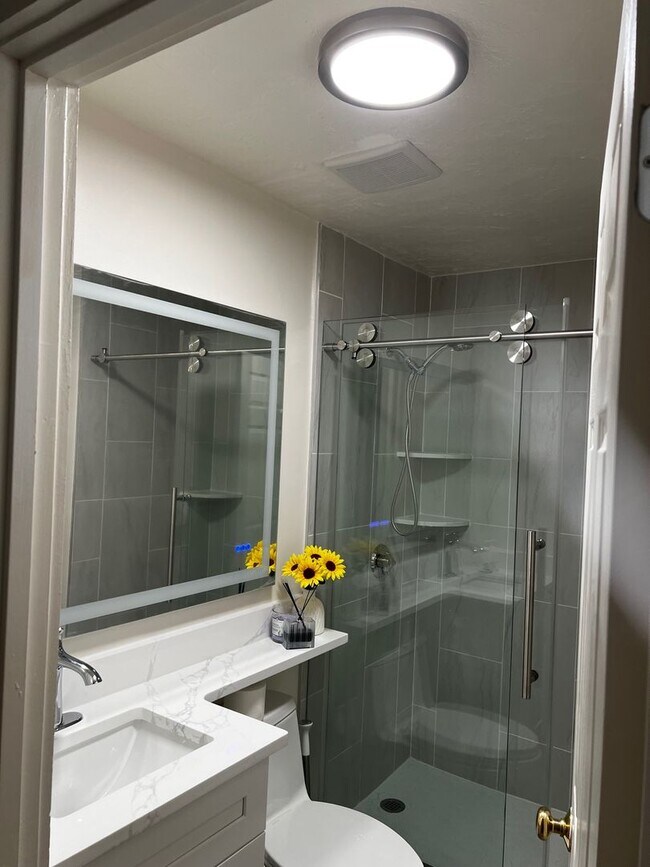 Building Photo - WOW!!!  GORGEOUS BRIGHTON 3 BED WITH HT AND HW INCLUDED!!