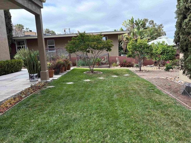 Building Photo - 4735 Lomitas Dr