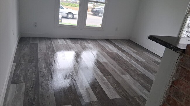 Building Photo - 584 Kelton Ave