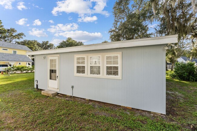 Building Photo - Adorable Newly Renovated 3/2 on Amelia Isl...