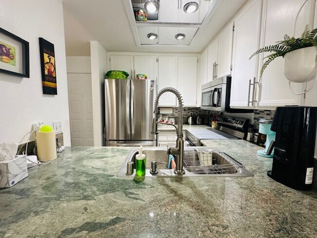 Building Photo - Stunning 2 bedroom/ 2 bath Condo in Creekw...