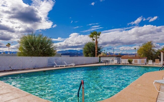 Building Photo - Beautiful updated condo in Los Lagos Upstairs unit.