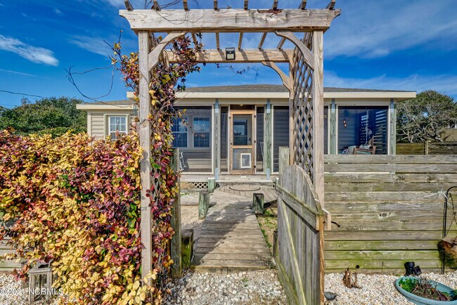 Building Photo - 2681 Island Dr