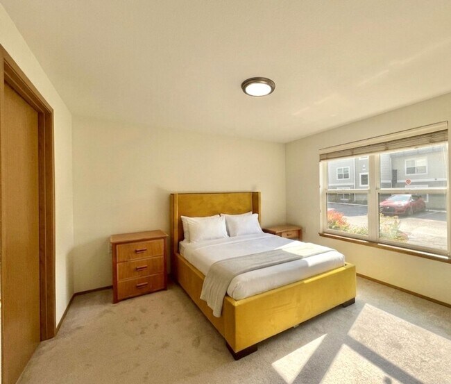 Building Photo - Kirkland 2BR Condo for Rent