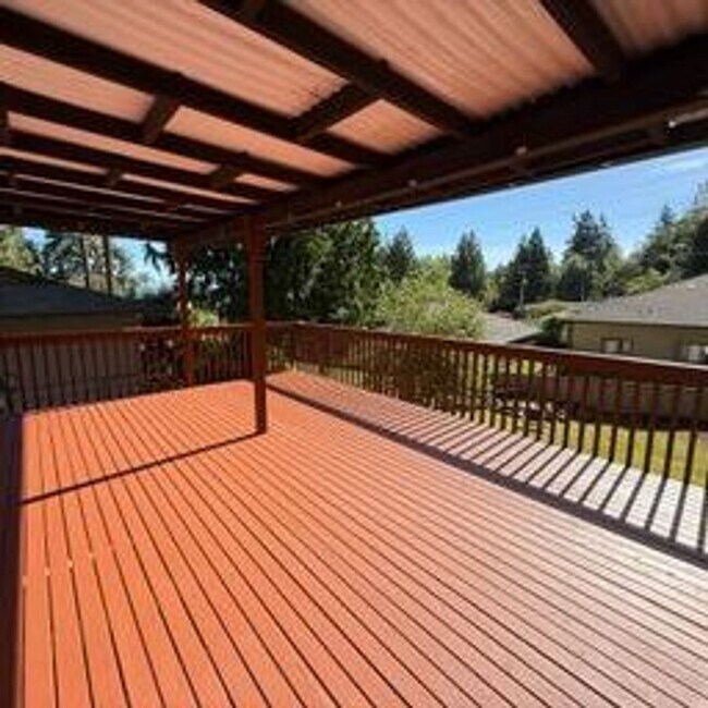 Building Photo - Beautiful home in highly desirable Bellevue neighborhood.