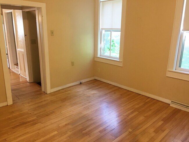 Building Photo - 4-bedroom 1 Bath Single-Family Home Near D...