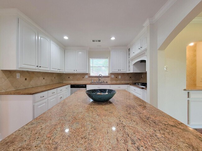 Building Photo - BEAUTIFUL LARGE 4 BEDROOM 2.5 BATH HOME